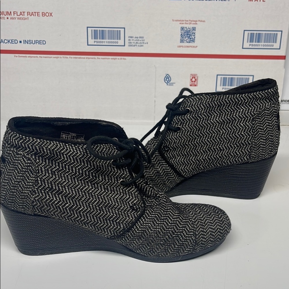 Tom’s herringbone desert wedge black and white boots size 7.5 - lace